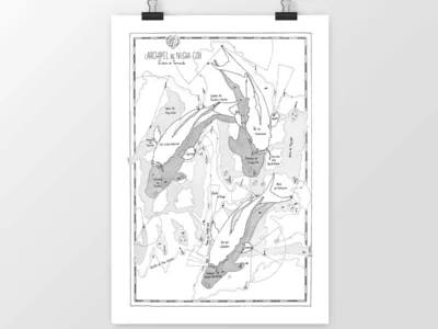 Zoom sur une affiche en noir et blanc représentant une carpe koï stylisée comme une carte marine imaginaire