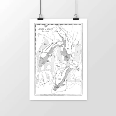 Zoom sur une affiche en noir et blanc représentant une carpe koï stylisée comme une carte marine imaginaire